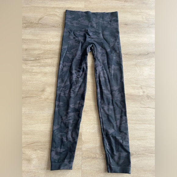 SPANX Look At Me Now Black Camo Seamless Cropped Leggings SZ L - Picture 5 of 5
